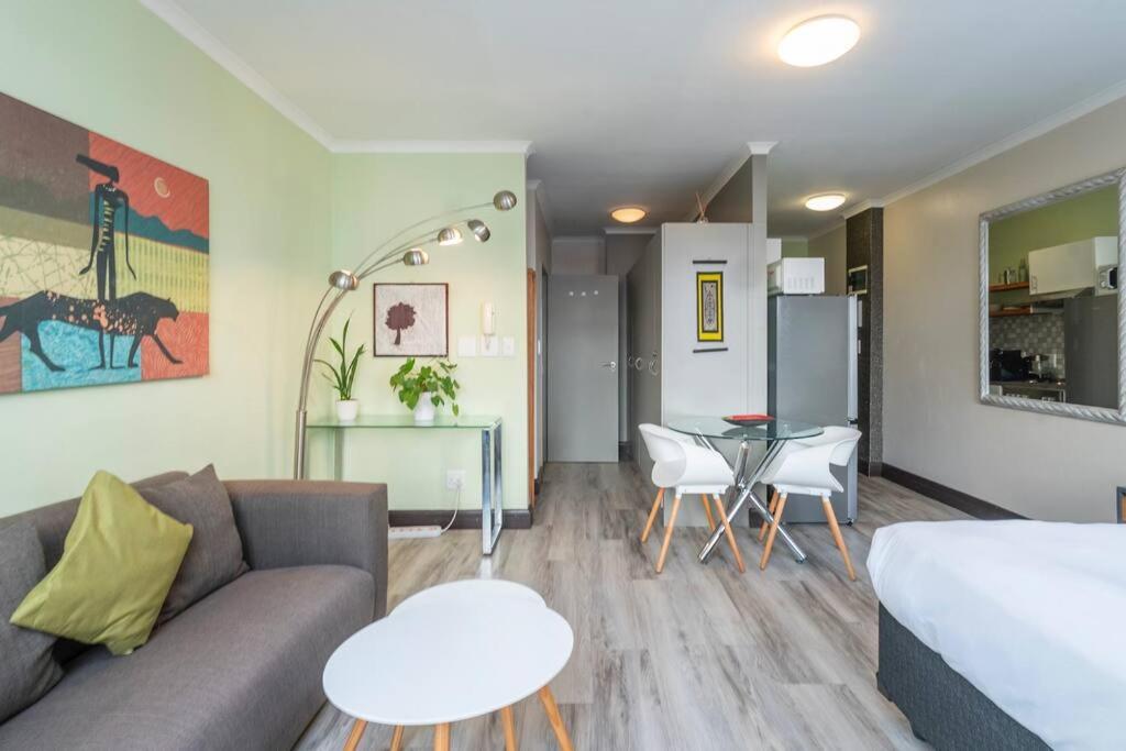 Kuva 3: Stylish Studio in the Square