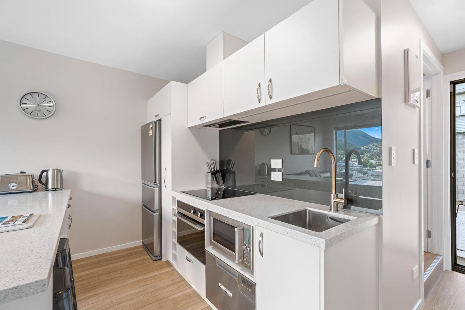 Foto 7: Central Location - 2 Bedroom Aptmt with Lake View