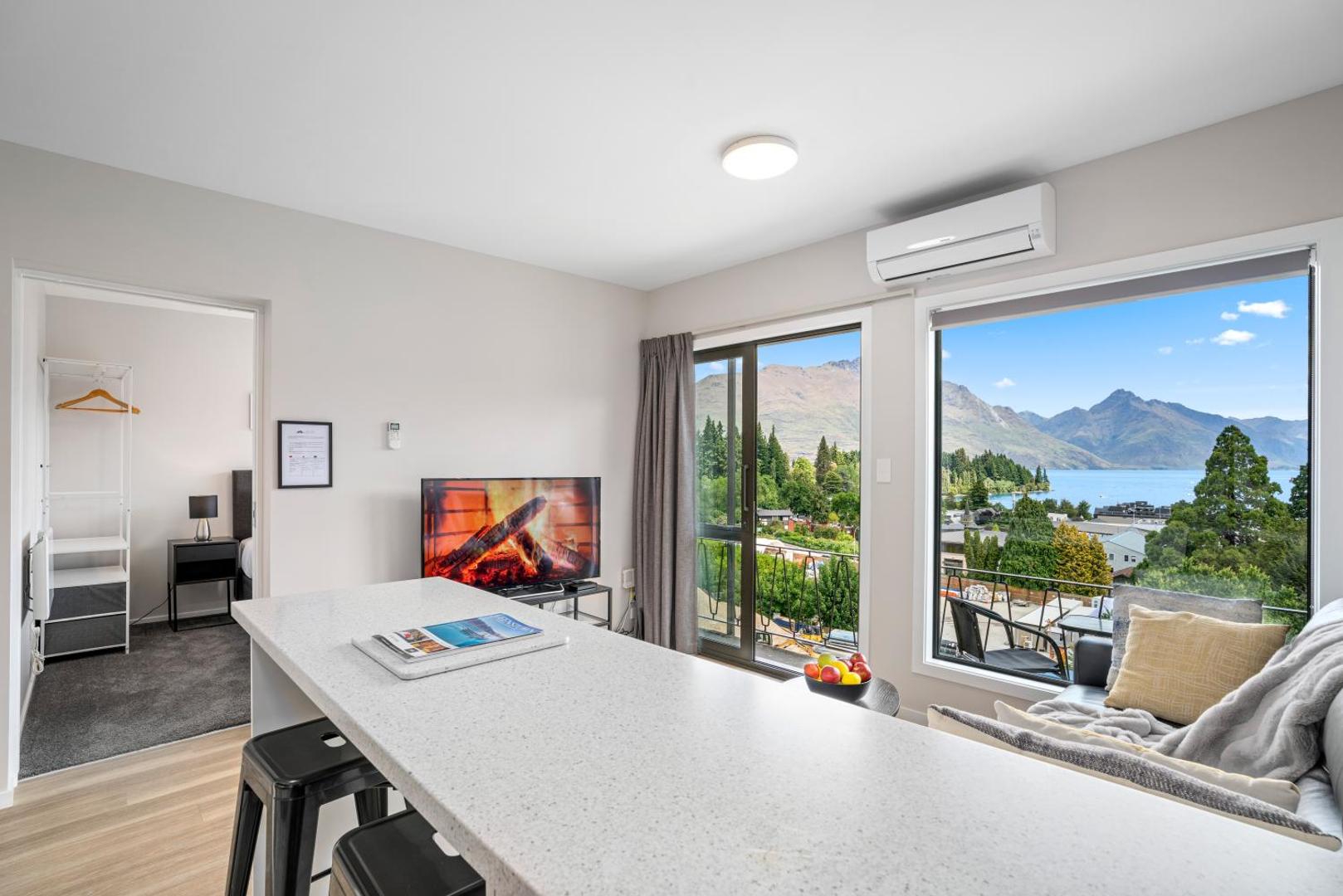 Foto 5: Central Location - 2 Bedroom Aptmt with Lake View