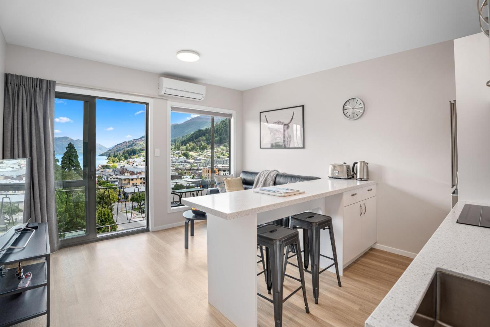 Foto 2: Central Location - 2 Bedroom Aptmt with Lake View