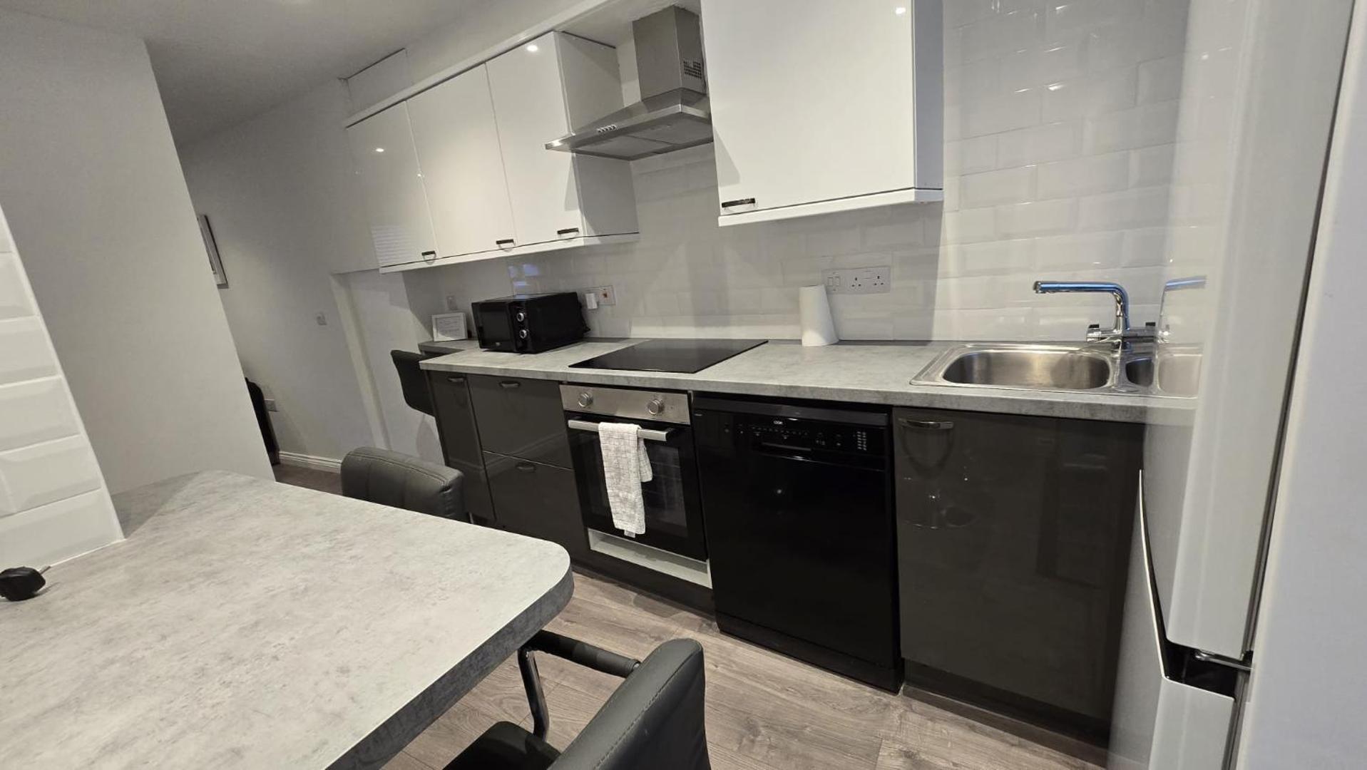 Zdjęcie 6: Central & Stylish, Two Bed, Two Bath