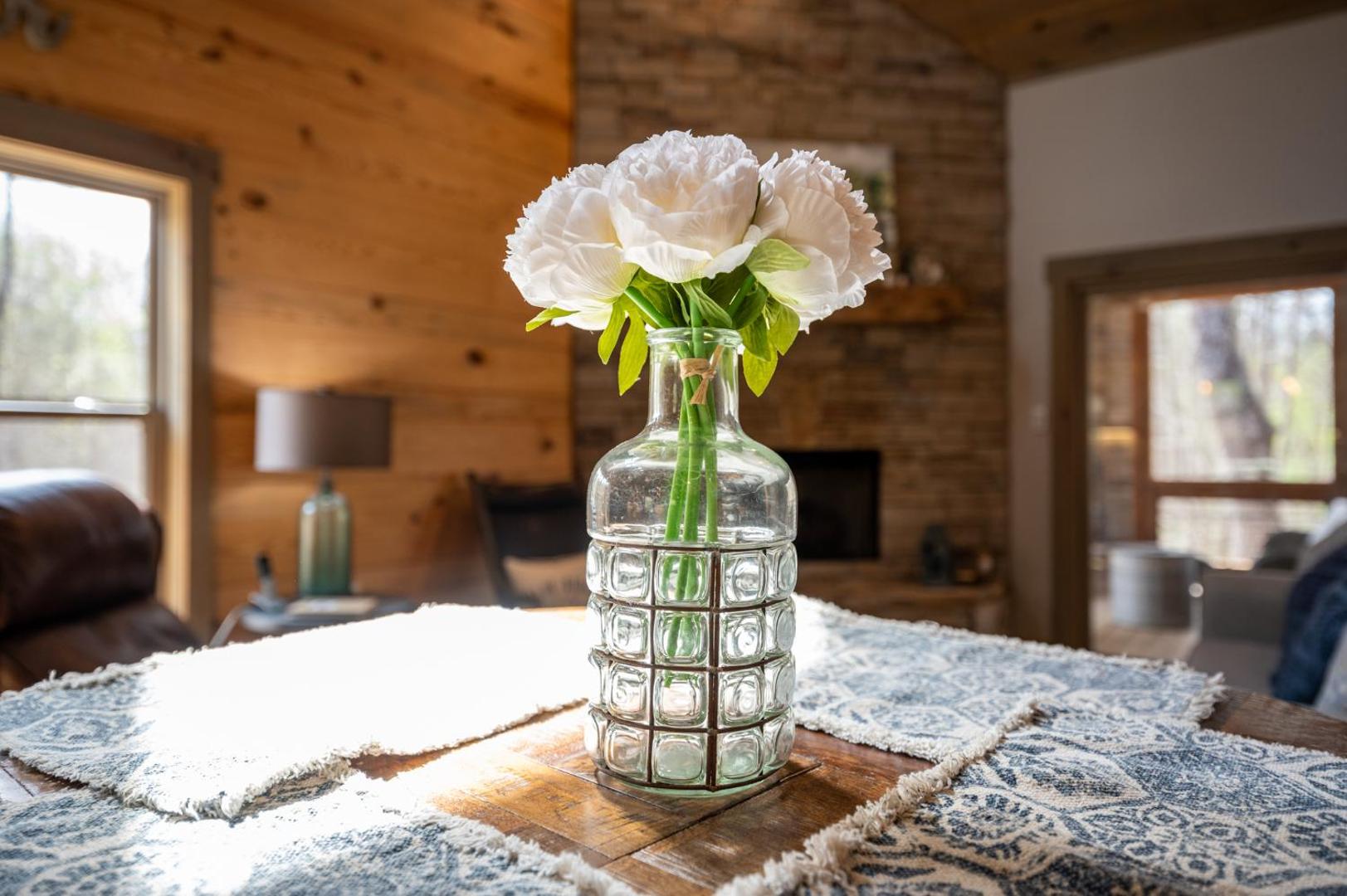 Foto 3: Rustic Elegance - Blue Ridge, GA - Enjoy Peaceful Forest Views, Soak in the Hot Tub, Challenge Friends in the Arcade, and Gather