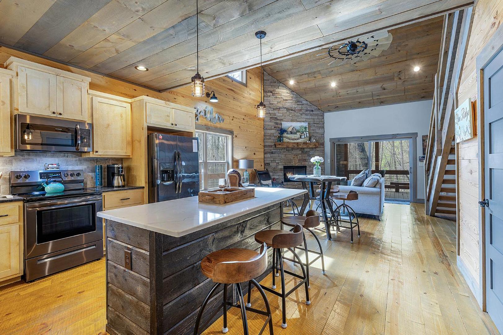 Foto 9: Rustic Elegance - Blue Ridge, GA - Enjoy Peaceful Forest Views, Soak in the Hot Tub, Challenge Friends in the Arcade, and Gather