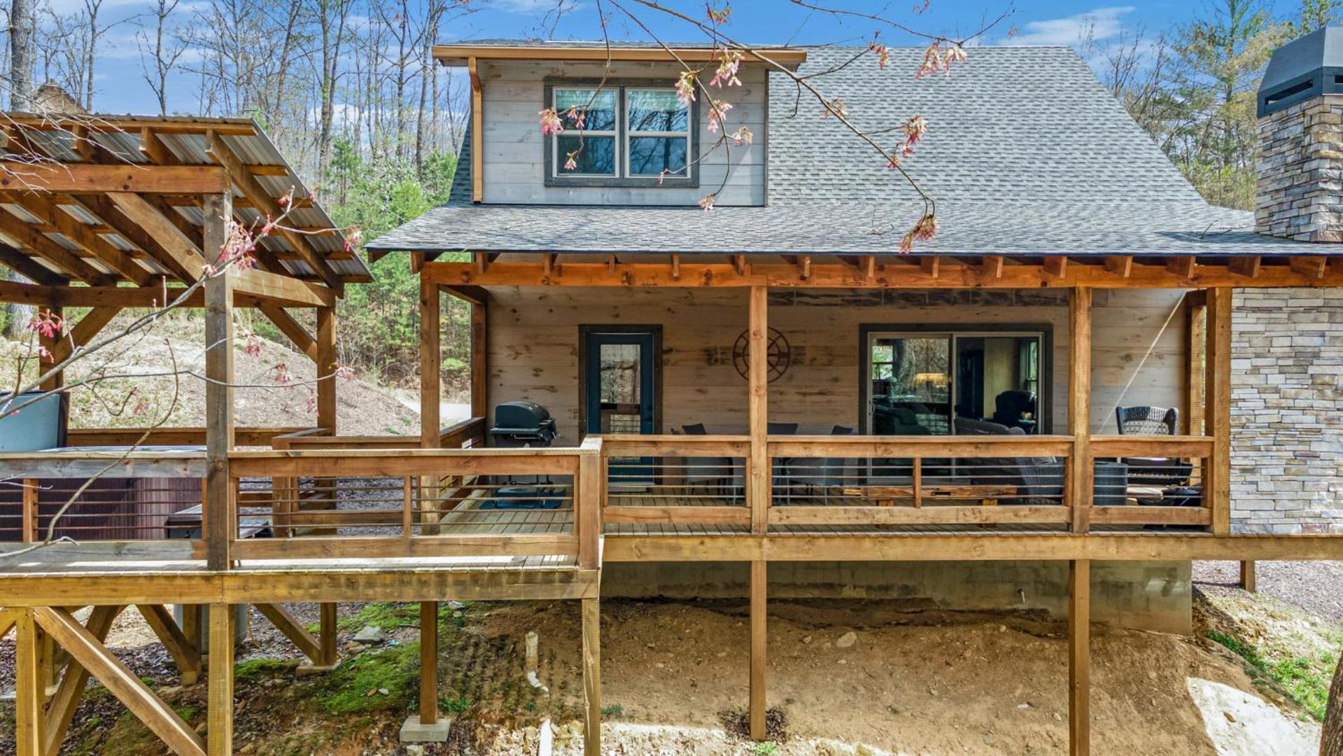 Foto 7: Rustic Elegance - Blue Ridge, GA - Enjoy Peaceful Forest Views, Soak in the Hot Tub, Challenge Friends in the Arcade, and Gather