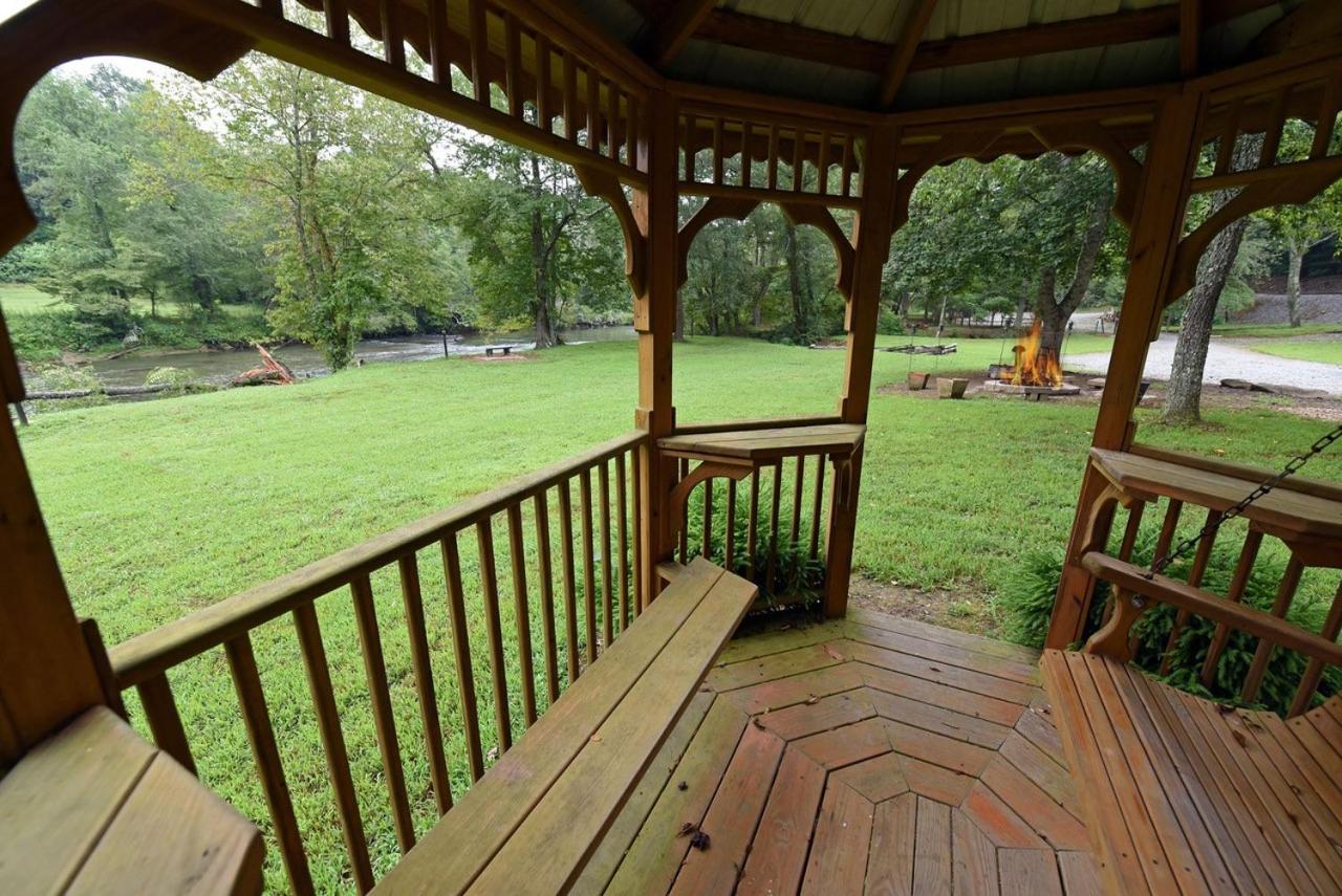 Foto 6: Rustic Elegance - Blue Ridge, GA - Enjoy Peaceful Forest Views, Soak in the Hot Tub, Challenge Friends in the Arcade, and Gather