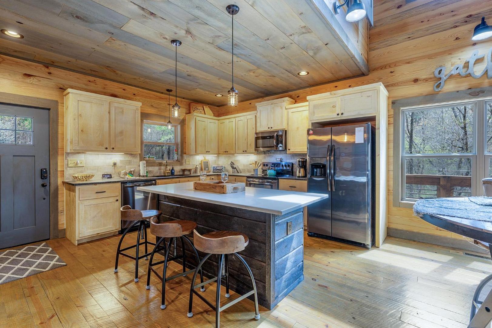 Foto 10: Rustic Elegance - Blue Ridge, GA - Enjoy Peaceful Forest Views, Soak in the Hot Tub, Challenge Friends in the Arcade, and Gather