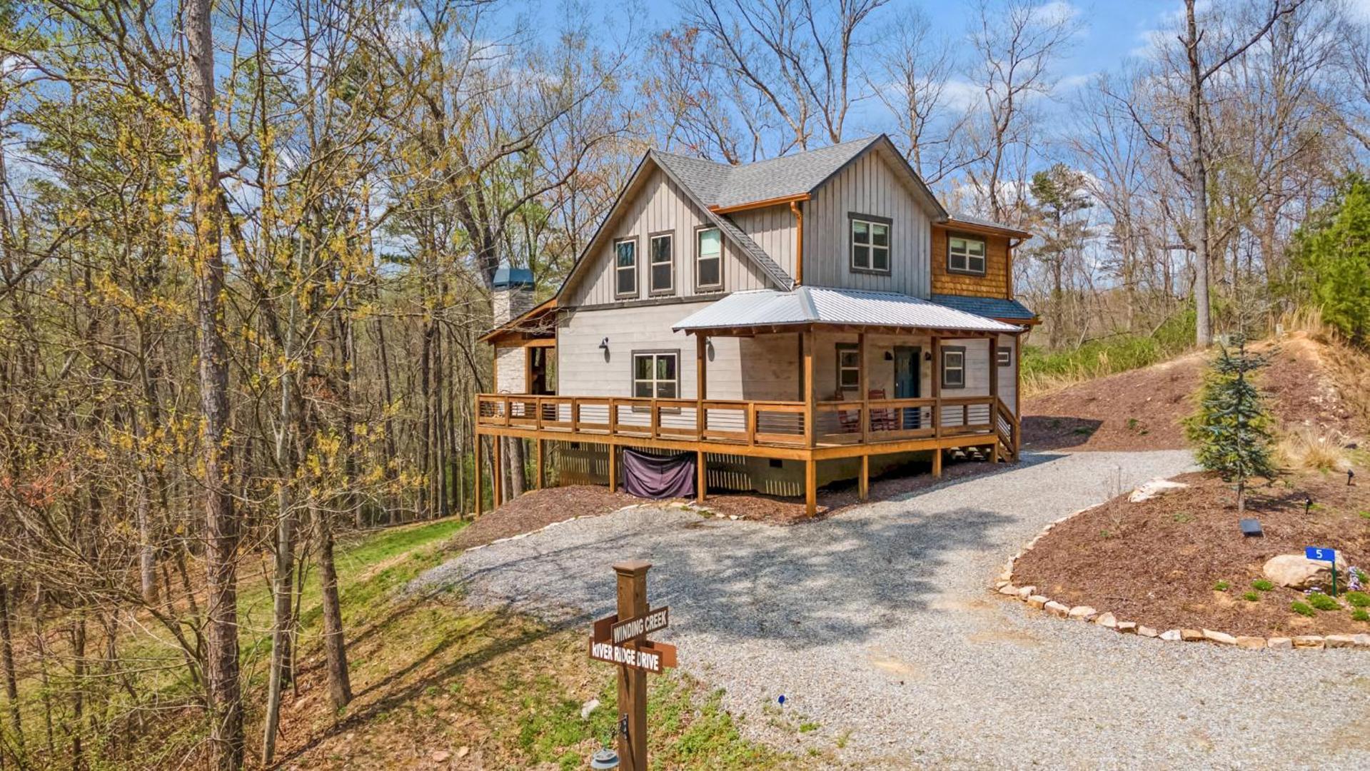 Foto 4: Rustic Elegance - Blue Ridge, GA - Enjoy Peaceful Forest Views, Soak in the Hot Tub, Challenge Friends in the Arcade, and Gather