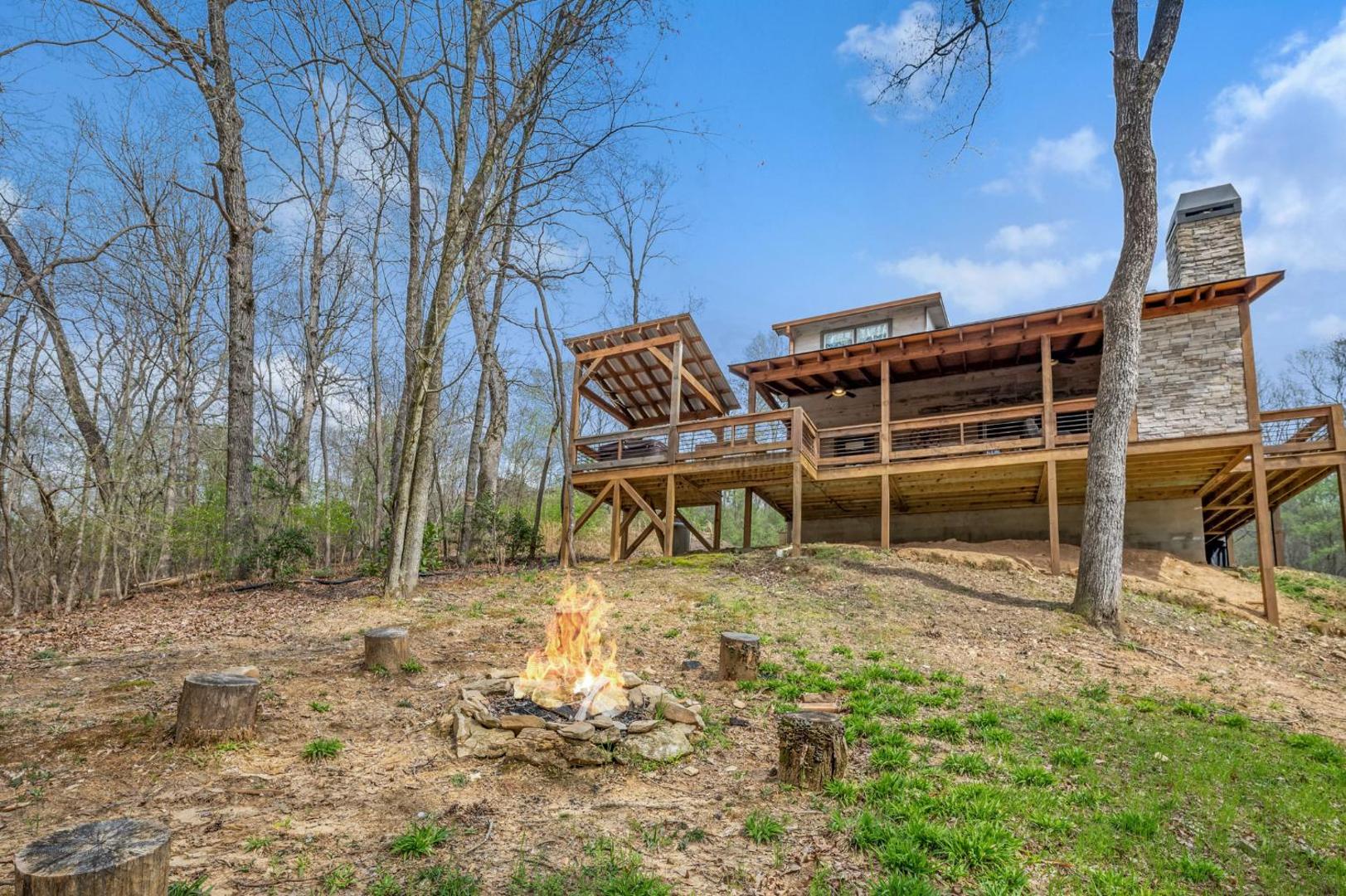 Foto 5: Rustic Elegance - Blue Ridge, GA - Enjoy Peaceful Forest Views, Soak in the Hot Tub, Challenge Friends in the Arcade, and Gather