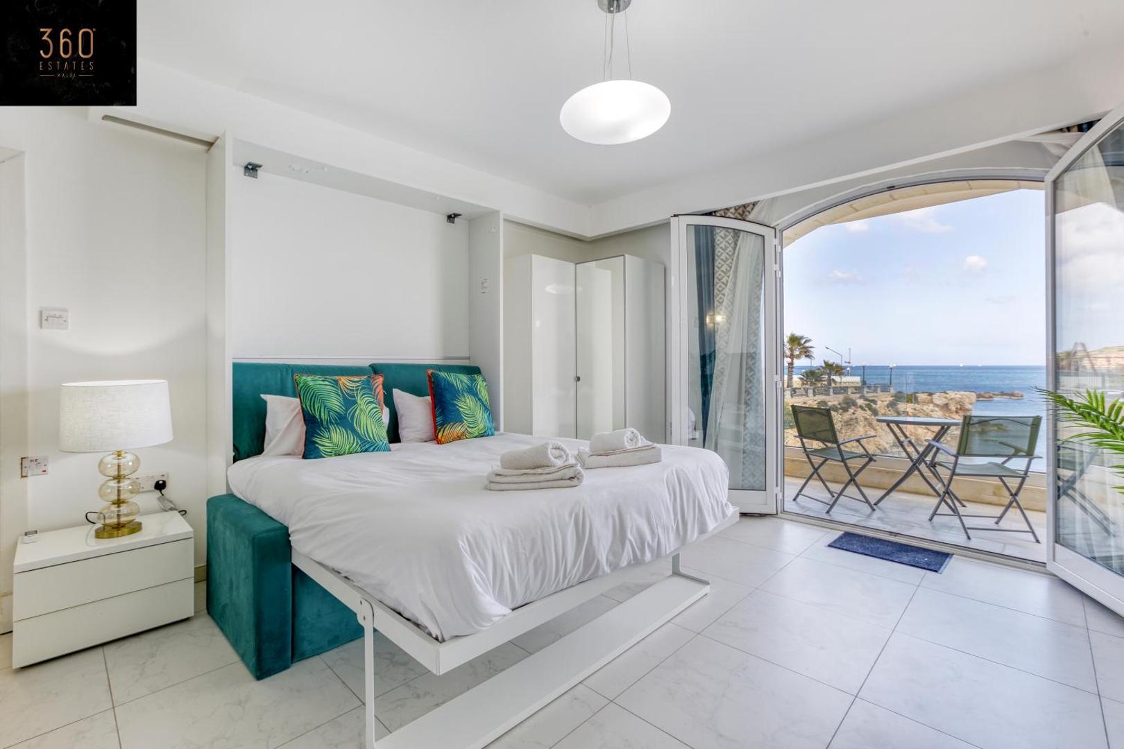Seafront, studio home with private seaview terrace by 360 Estatesの写真2