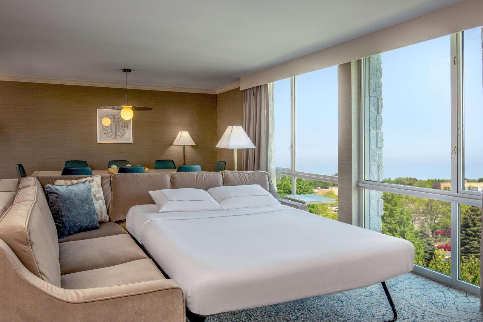 DoubleTree by Hilton Hotel and Conference Center Chicago North Shore photo 6