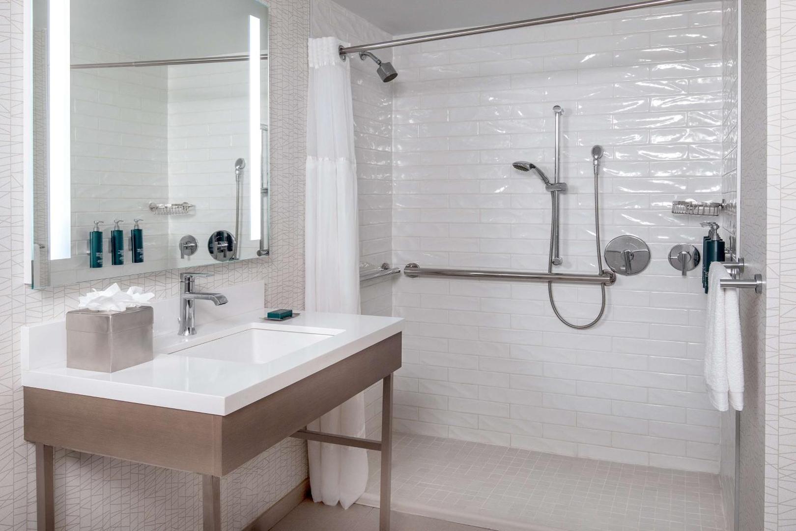 DoubleTree by Hilton Hotel and Conference Center Chicago North Shore photo 10