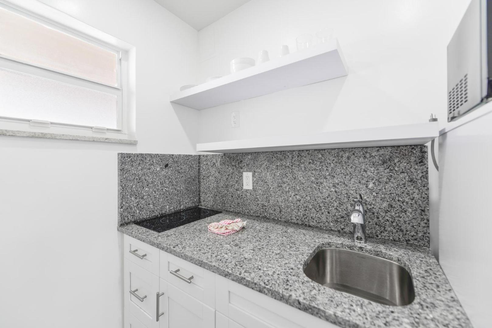 Billede 2: Unit with Balcony and Parking at the beach -M45