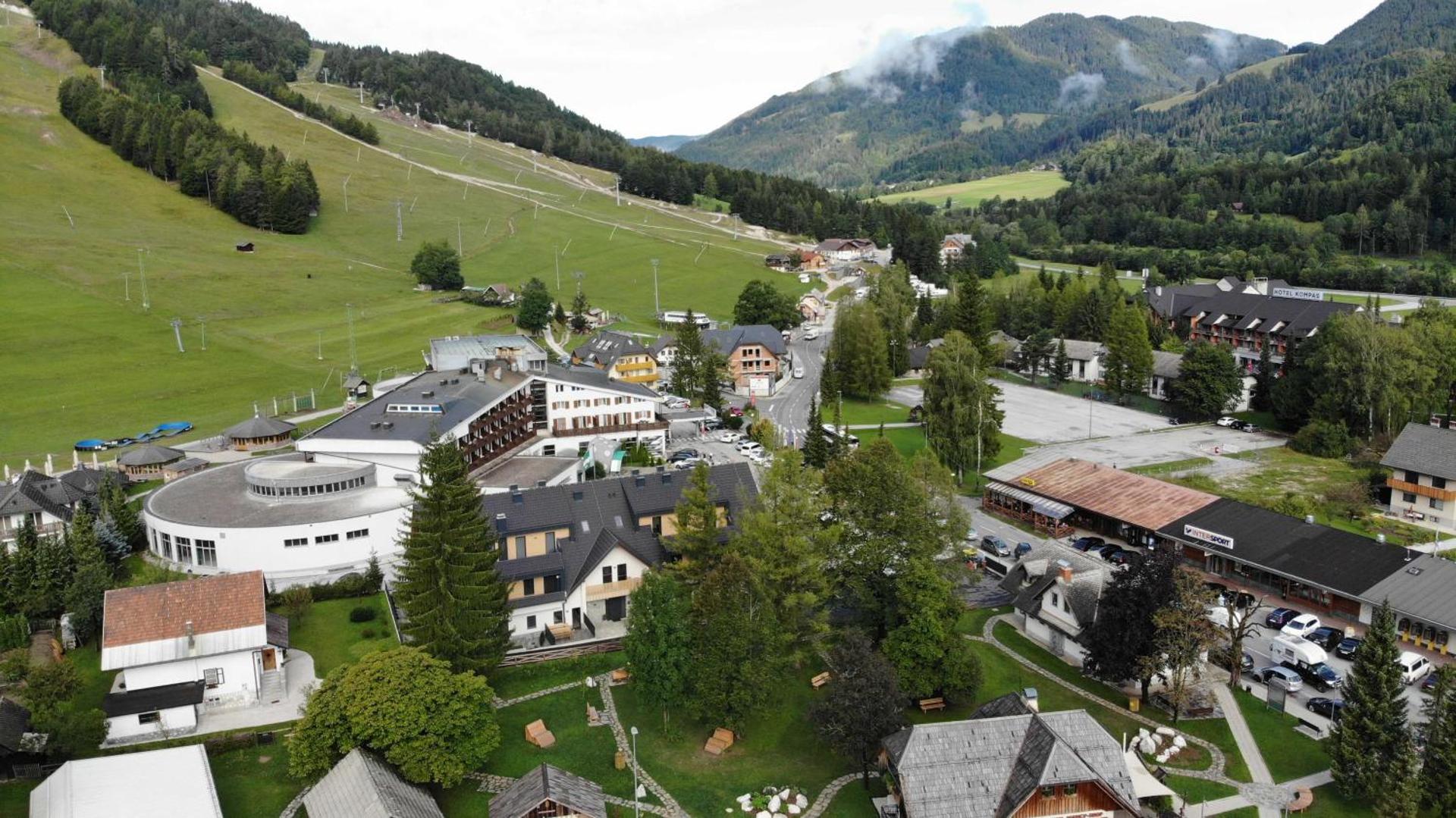 Kuva 8: Villa Mojca - Jasna&Jelka Apartments, Central Location with Private Garage and Alpine View