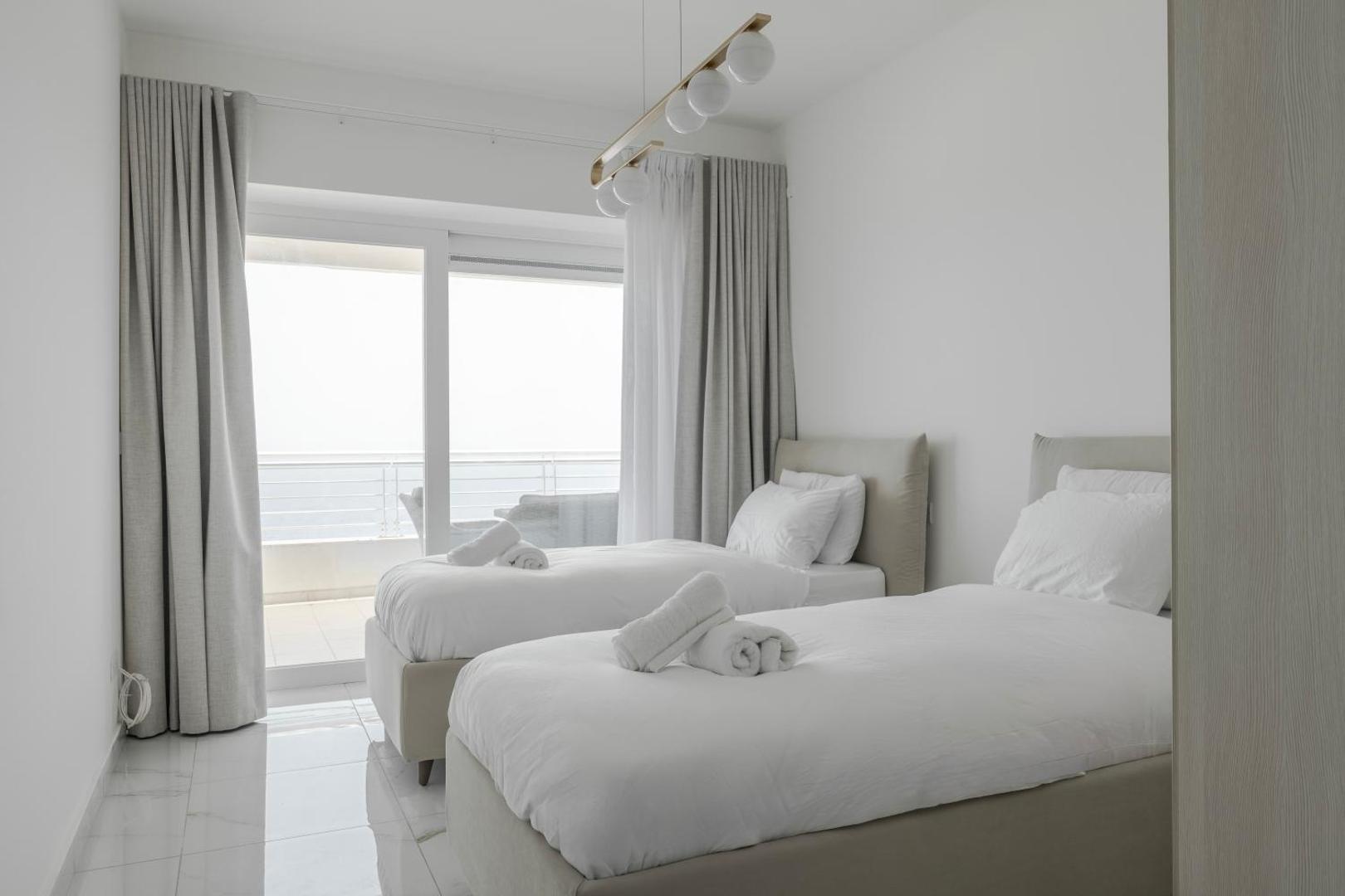 Fotografie 8: Seafront Elegance with Pool