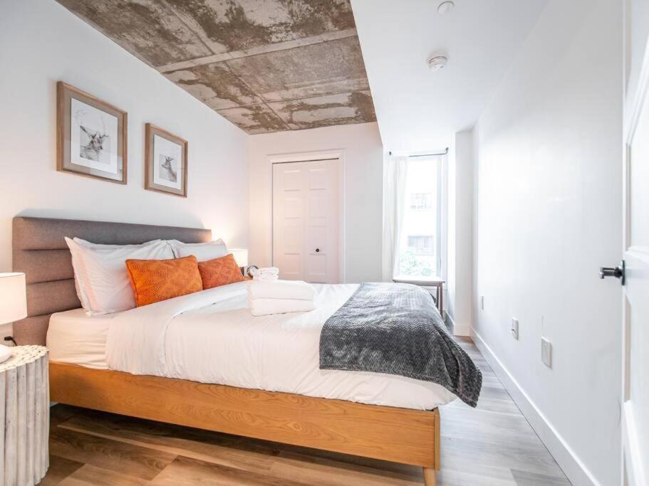 Φωτογραφία 4: Rustic, Downtown Quebec, Rooftop pool, 2 bedrooms AND 2 bathrooms -up to 6 guests