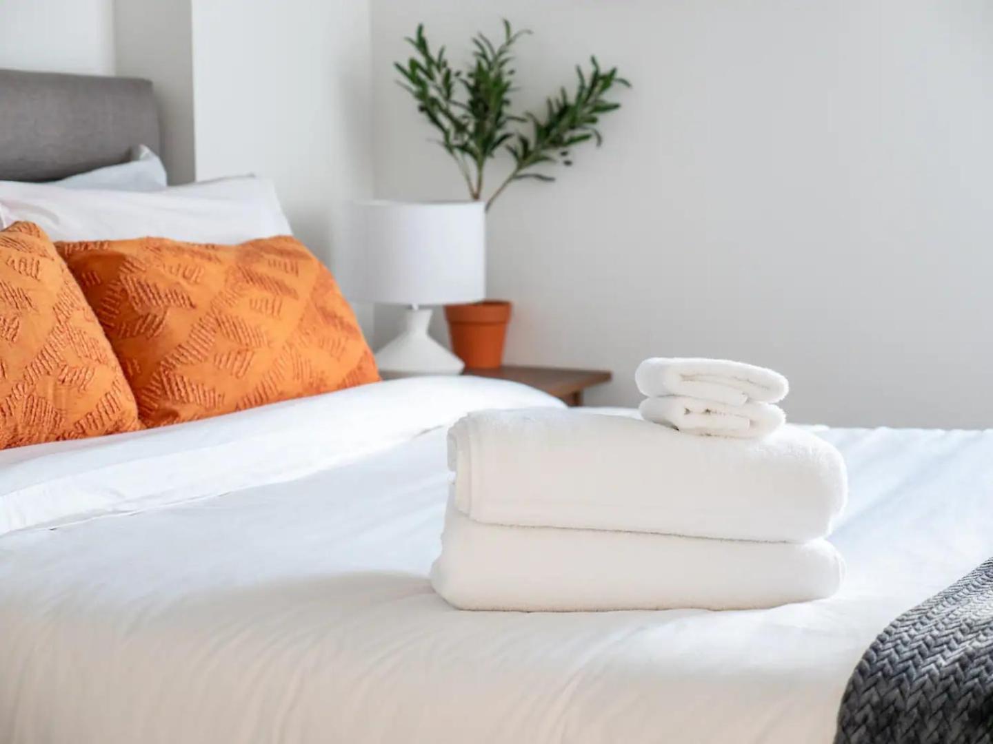 Φωτογραφία 7: Rustic, Downtown Quebec, Rooftop pool, 2 bedrooms AND 2 bathrooms -up to 6 guests