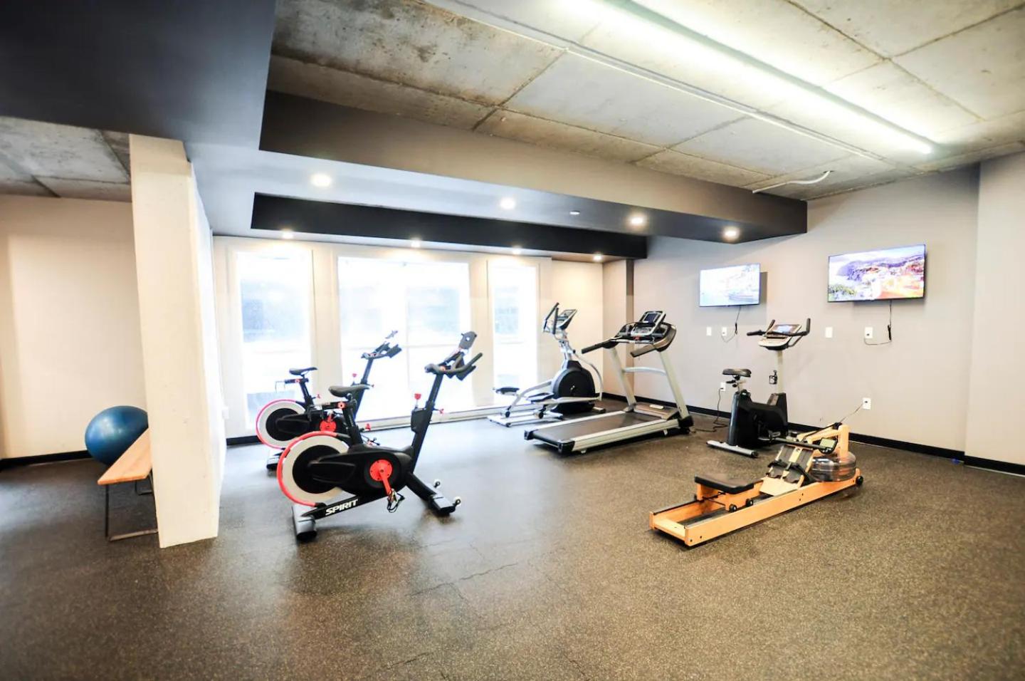 Φωτογραφία 5: Rustic, Downtown Quebec, Rooftop pool, 2 bedrooms AND 2 bathrooms -up to 6 guests