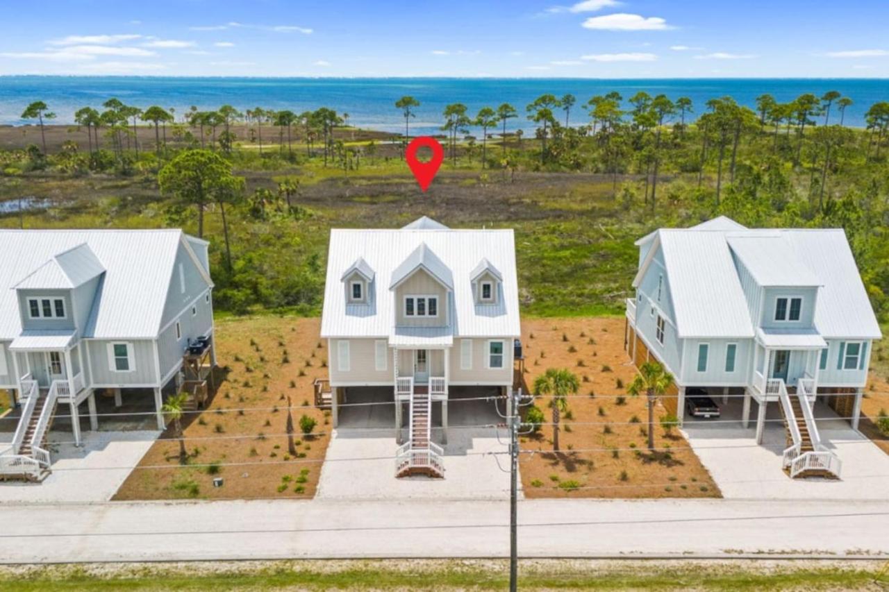 Foto 2: Bayfront 4BR Home with Sunset Decks, Putting Green & Bonus Game Room
