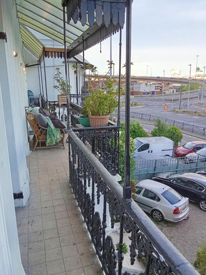 Φωτογραφία 2: Balcony, sea view apartment next to port with parking