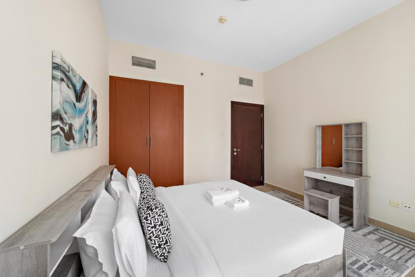 StoneTree - Stunning Lake View - Spacious photo 6