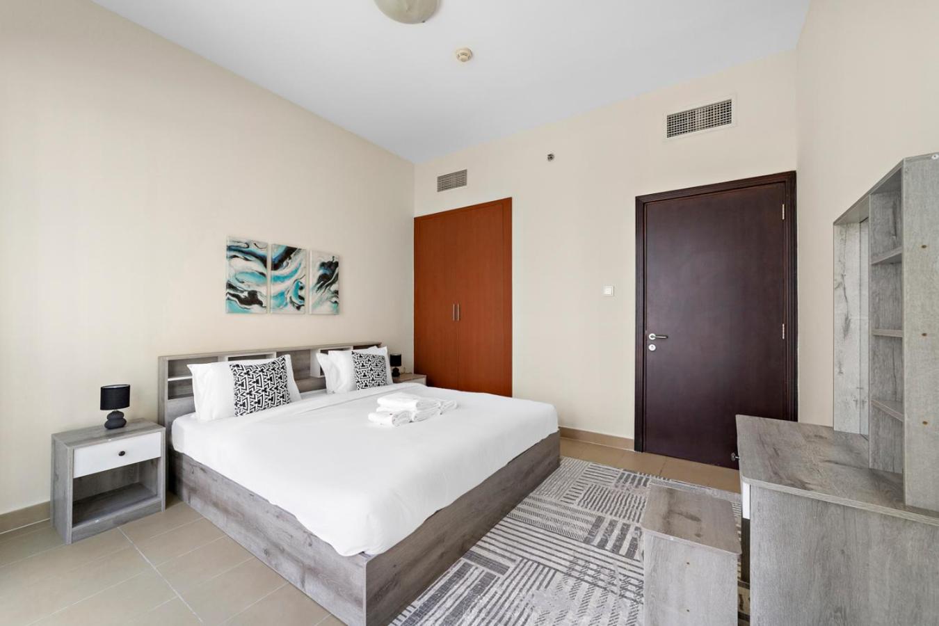 StoneTree - Stunning Lake View - Spacious photo 5