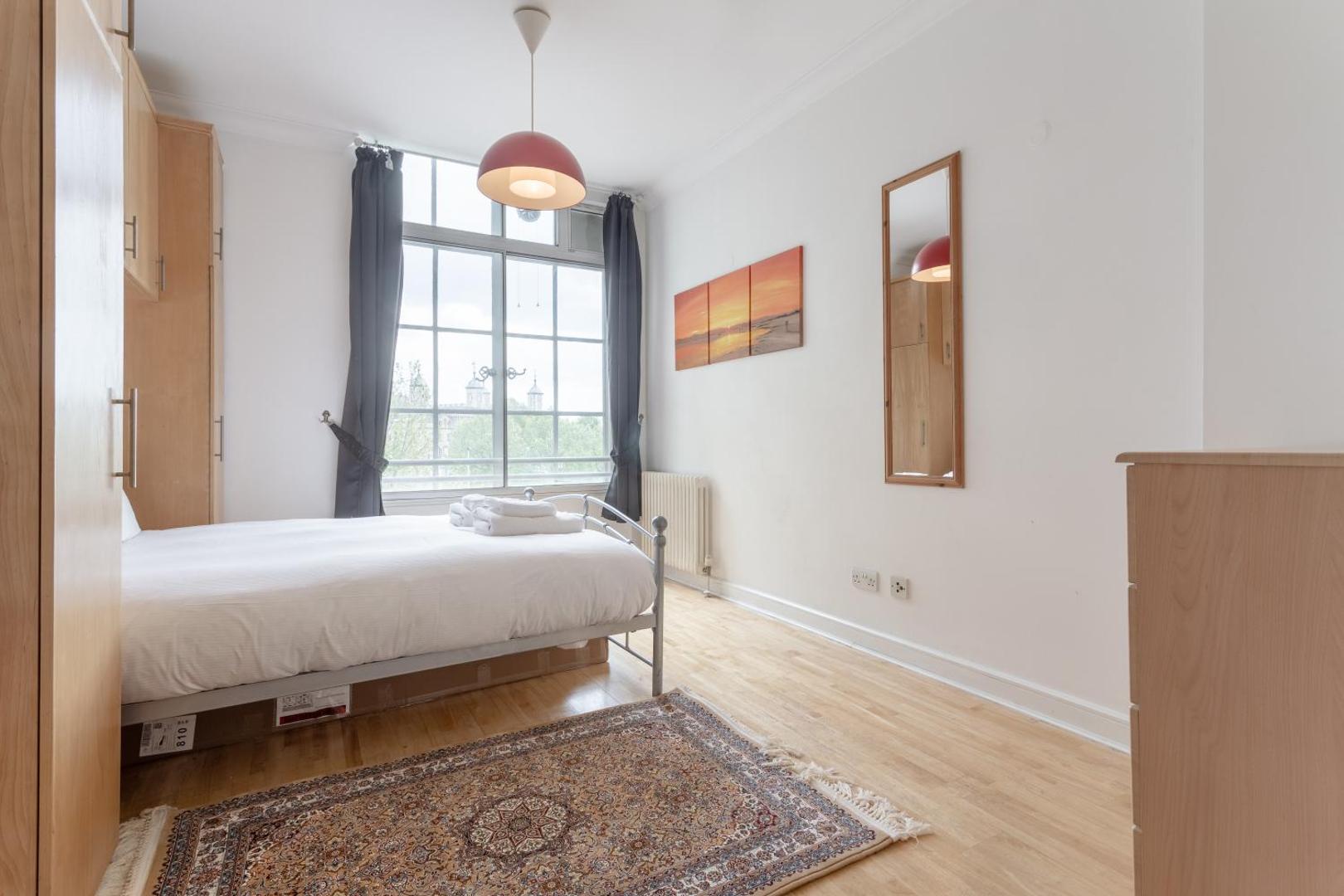 Фотография 2: Large & Central 2BD Flat - Tower Hill