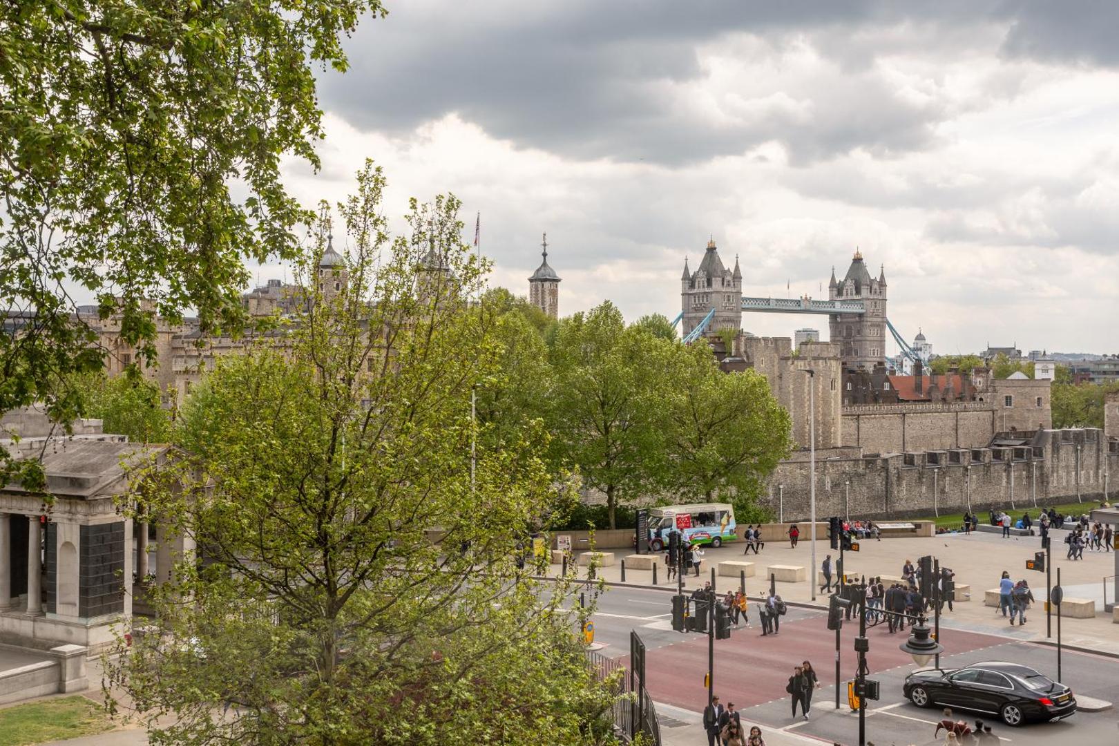 Фотография 8: Large & Central 2BD Flat - Tower Hill