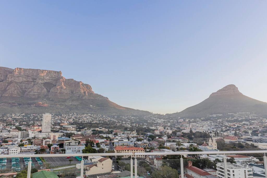 Photo 6 : Perspective on Roland Cape Town