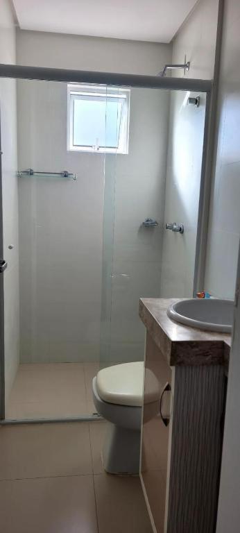Quarto, o banheiro é de uso exclusivo do hóspede e fica localizado no corredor , piscina compartilhada, não é o apartamento inteiro, somente o quarto photo 4