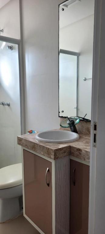 Quarto, o banheiro é de uso exclusivo do hóspede e fica localizado no corredor , piscina compartilhada, não é o apartamento inteiro, somente o quarto photo 3