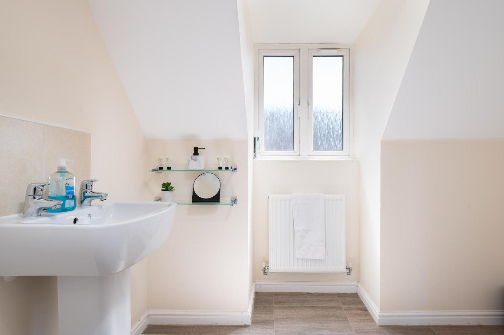 Foto 10: Spacious 4 bedroom, perfect for contractors, families, private parking