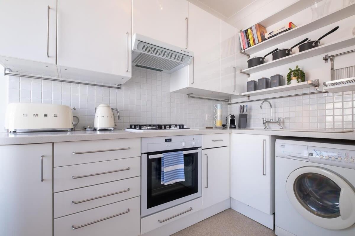 Фотография 3: Host & Stay - Guildford Apartment