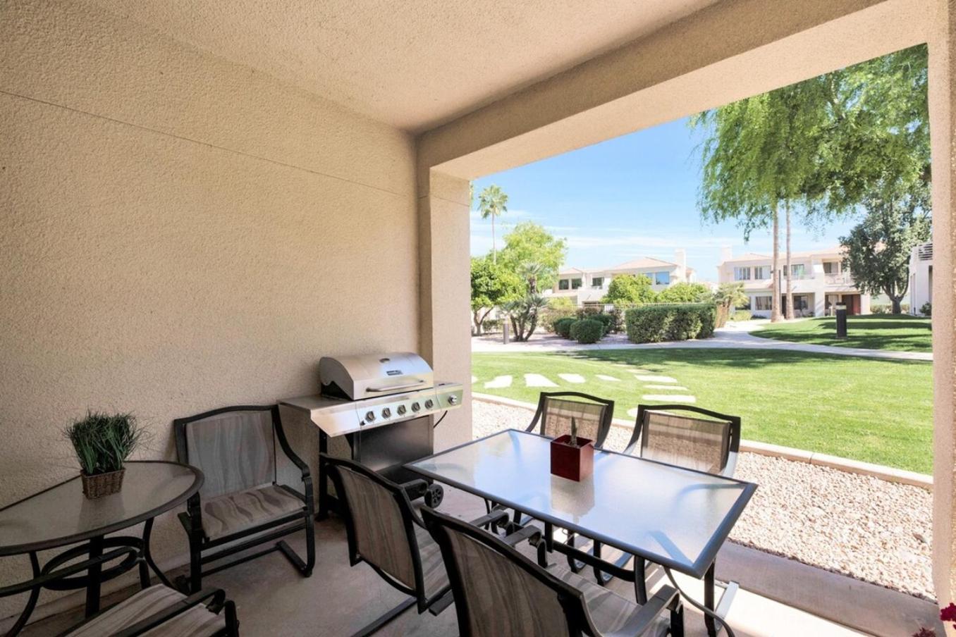 Bilde 2: Pool-side, 1st Flr, Lake Subd-trail, Walk 2 Dining