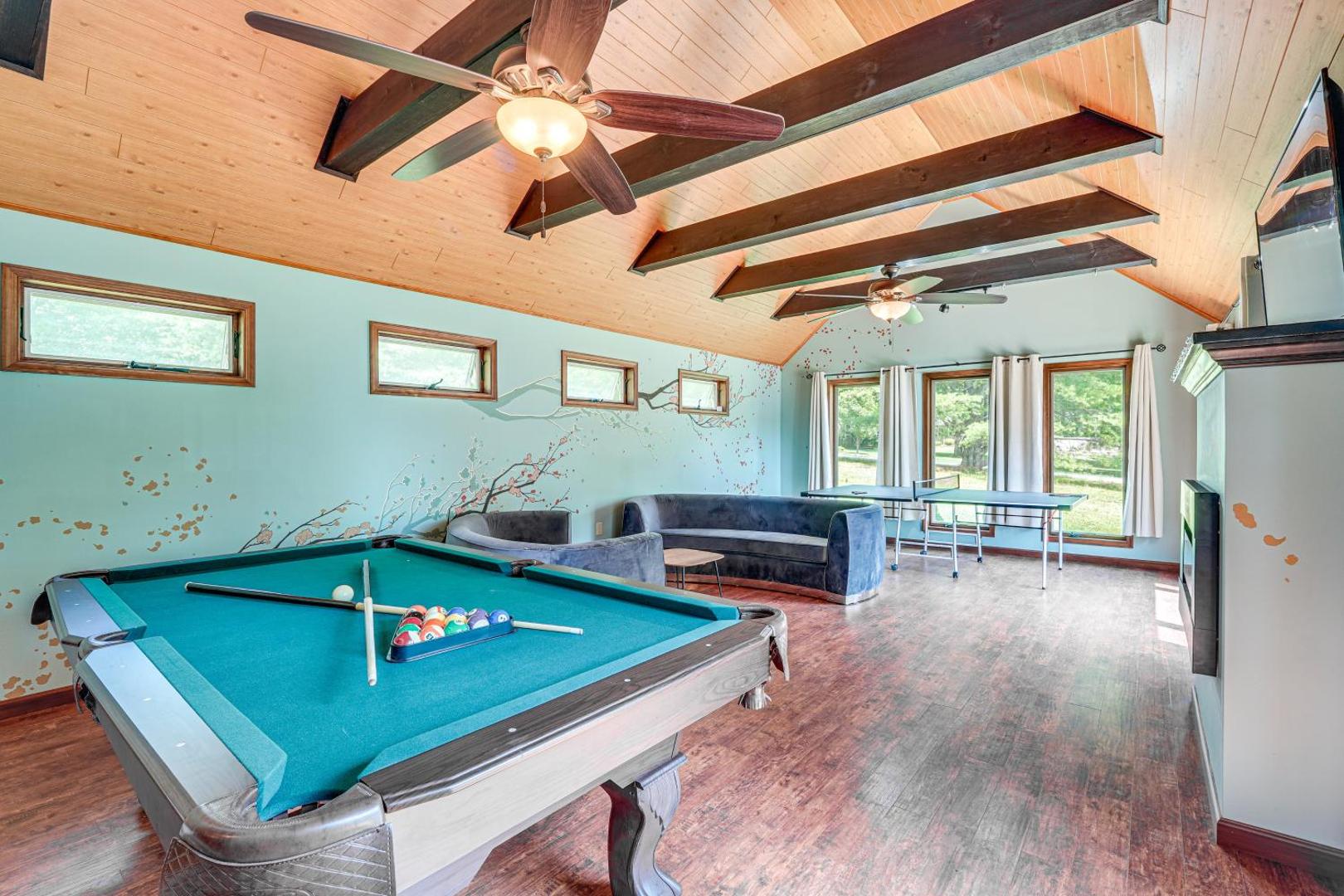 Pool, Yard and Game Room Family Home in Kunkletown photo 3