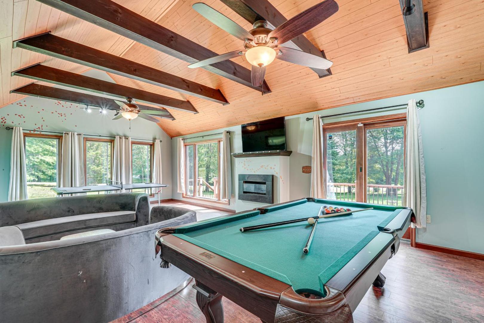 Pool, Yard and Game Room Family Home in Kunkletown photo 4