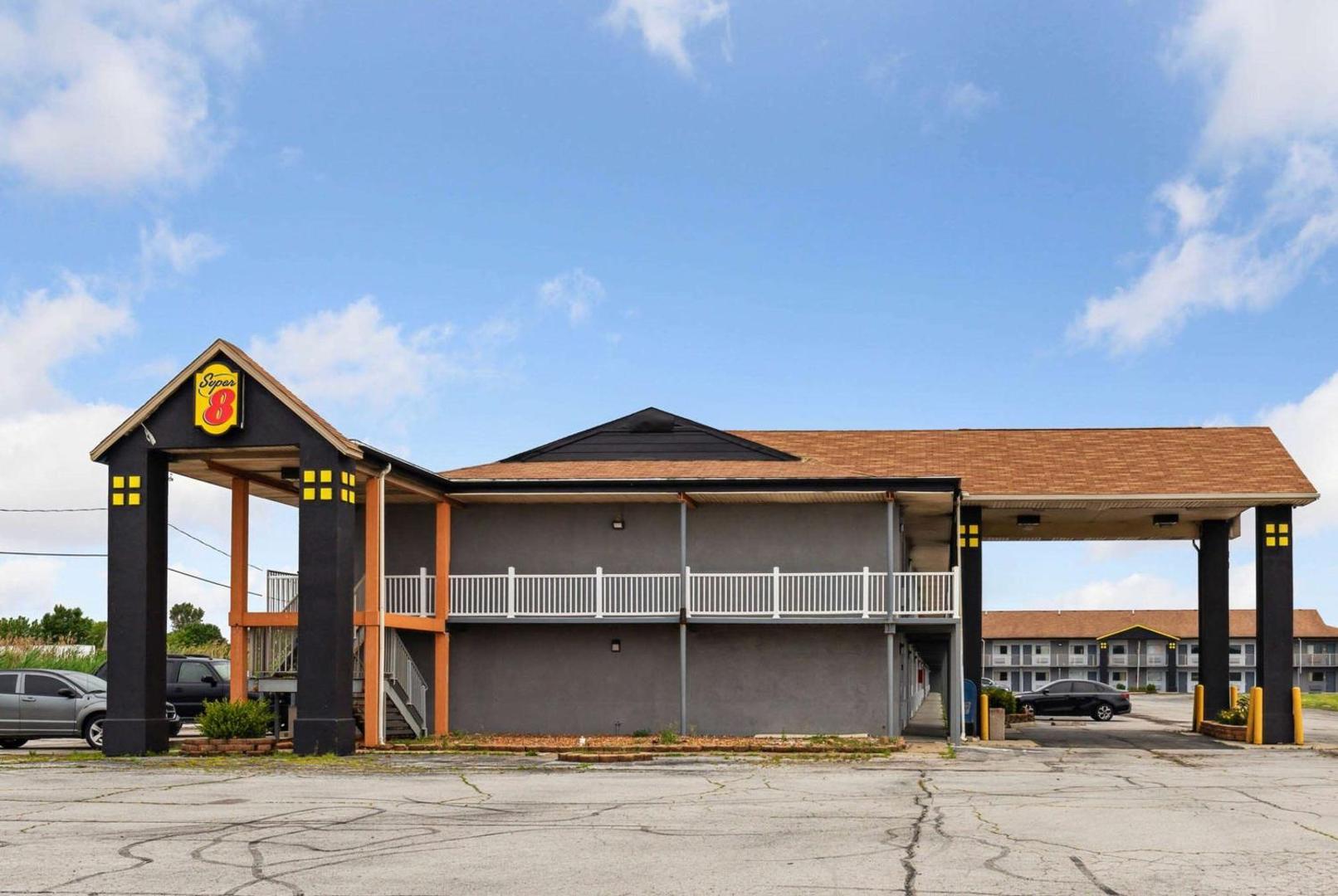 Fotografia 10: Super 8 by Wyndham Millbury/Toledo