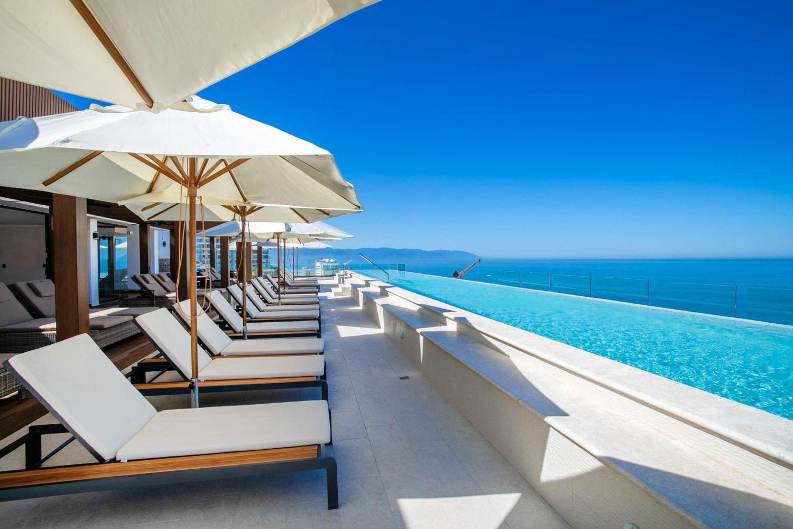 Fotografia 9: Pool, BBQ & Ocean View | Modern Amapas Condo