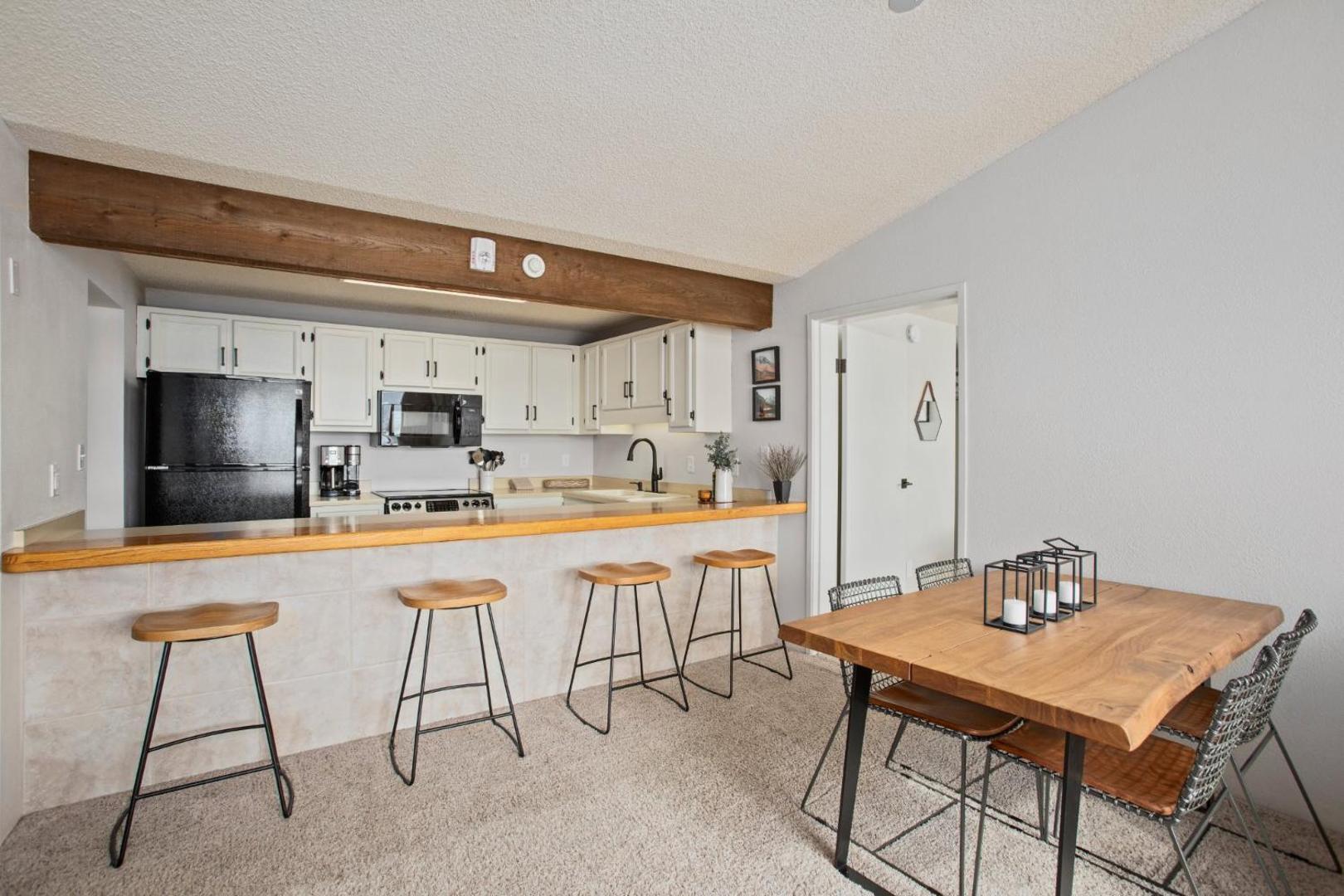Foto 9: Pool, Hot Tub, Sauna, Ski In-Out, Amazing Ski Area Views, Top Floor Condo,