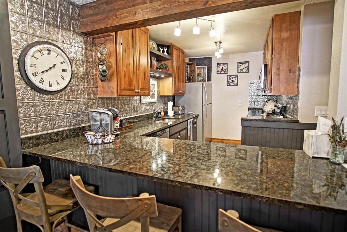 Deck with Views, Gas Grill, Renovated Luxurious Townhome on Burgess Creekの写真5