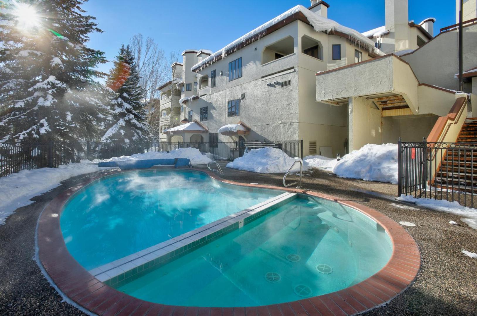 Фотография 5: Pool & Hot Tub, Easy Walk to Slopes, Ski Season Shuttle, Luxury for Families