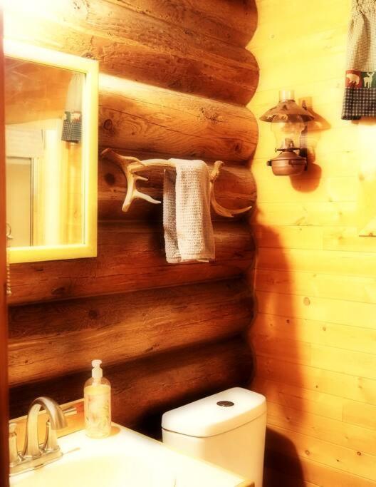 Photo 8 : Spacious, Custom-Built Log Cabin