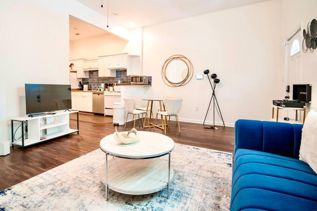 Foto 2: 2BR Chic Duplex - Firepit - Perfect for Travel