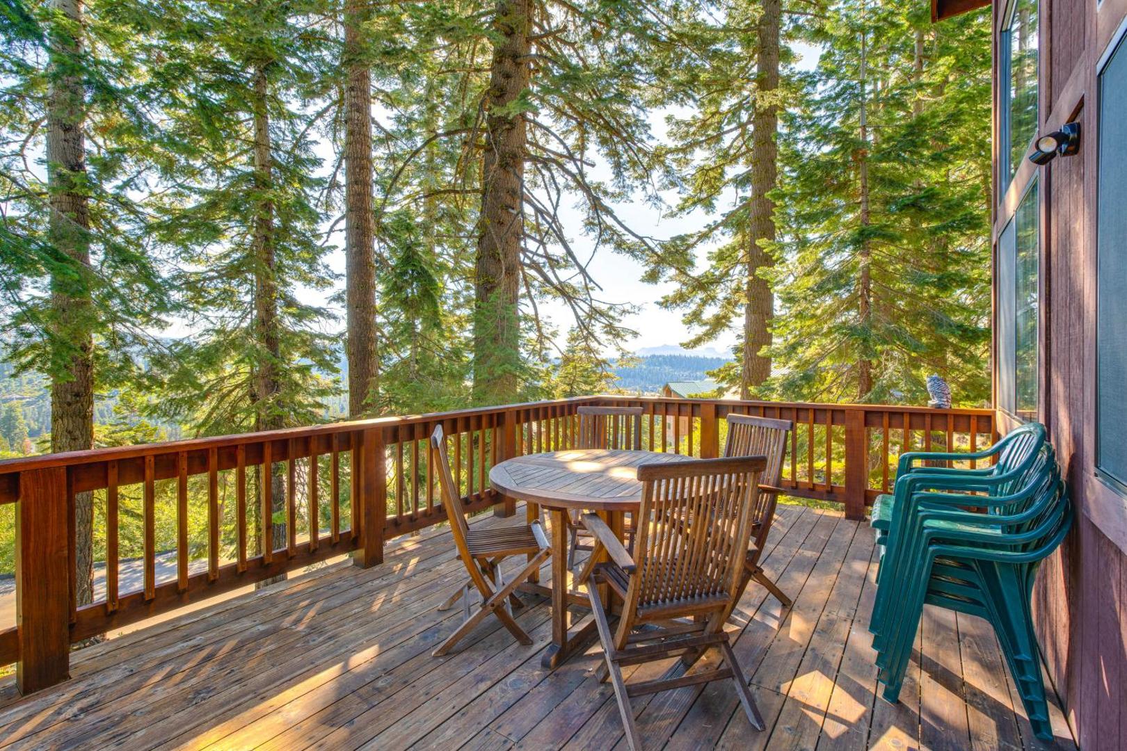 Kuva 3: Deck with Mountain Views Cabin in Bear Valley!