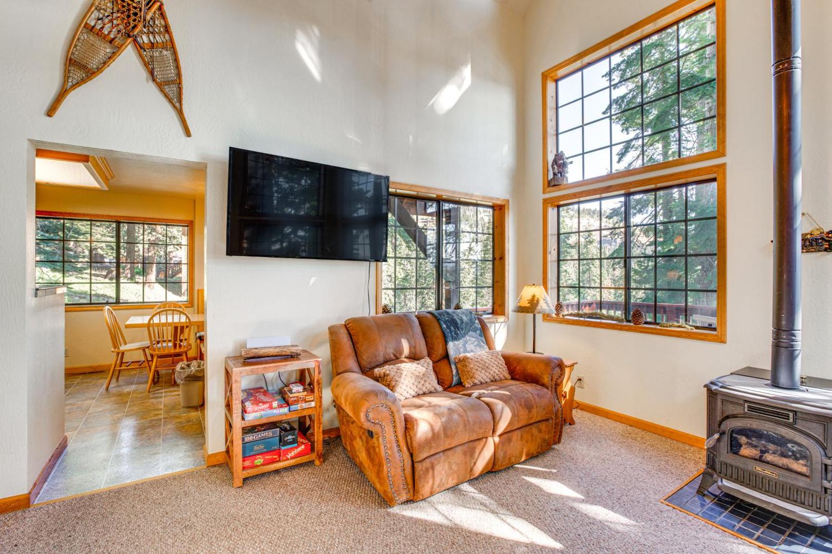 Kuva 6: Deck with Mountain Views Cabin in Bear Valley!