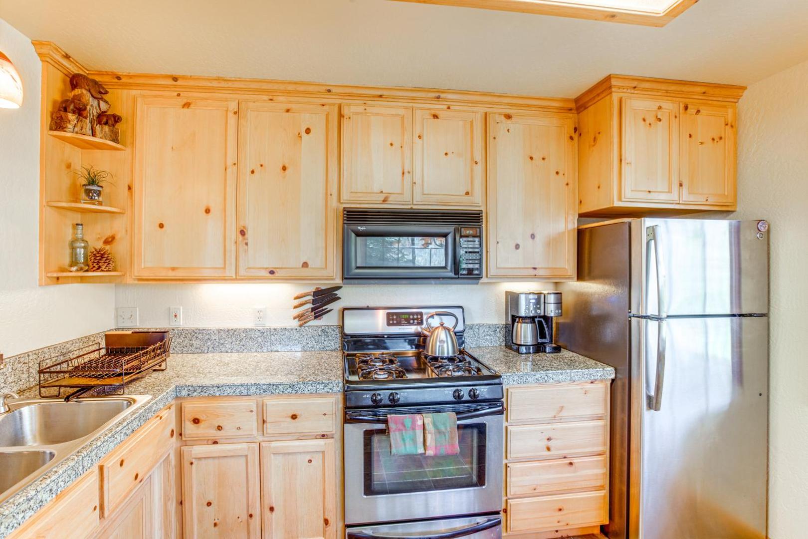 Kuva 7: Deck with Mountain Views Cabin in Bear Valley!