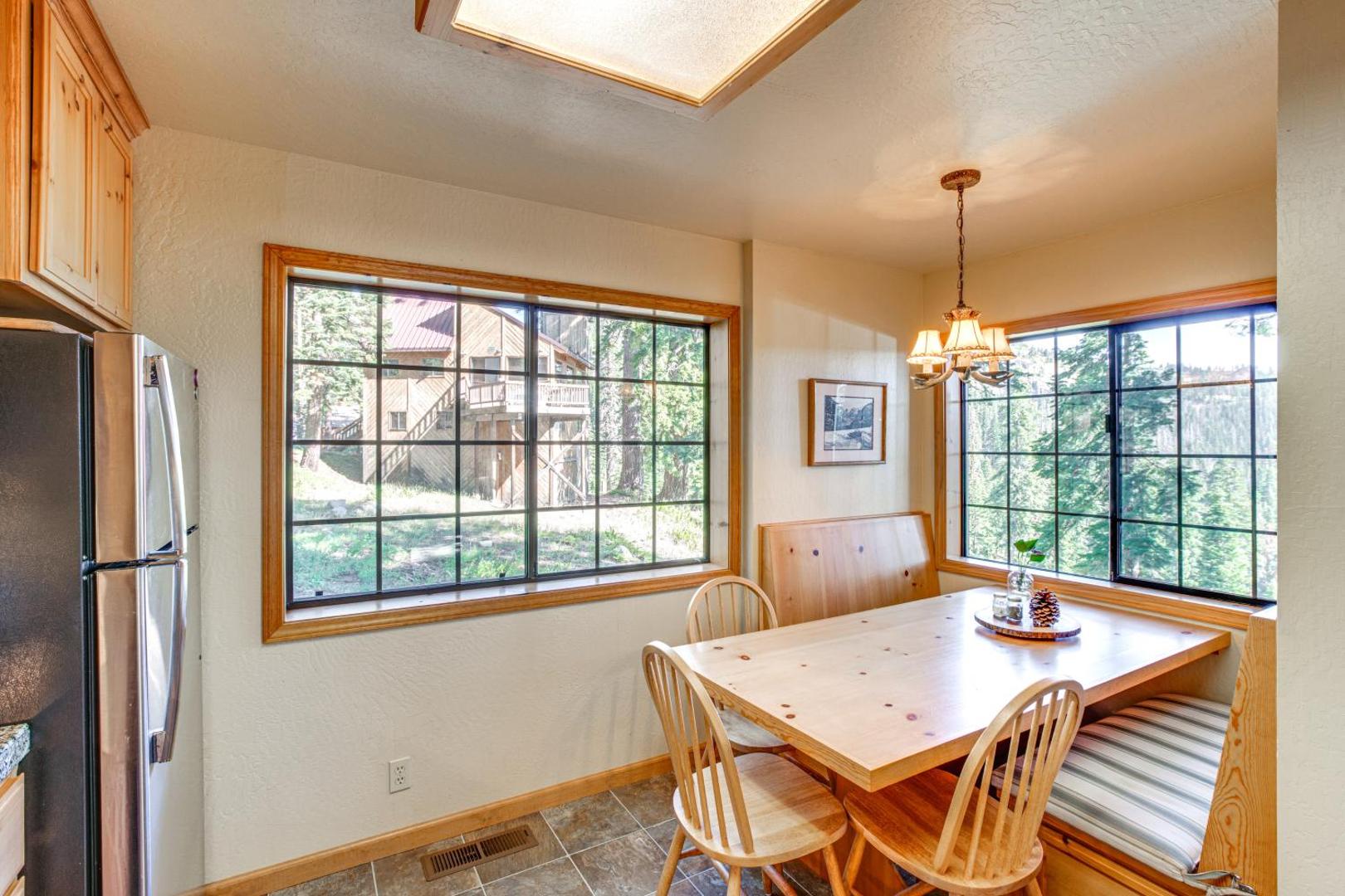 Kuva 8: Deck with Mountain Views Cabin in Bear Valley!