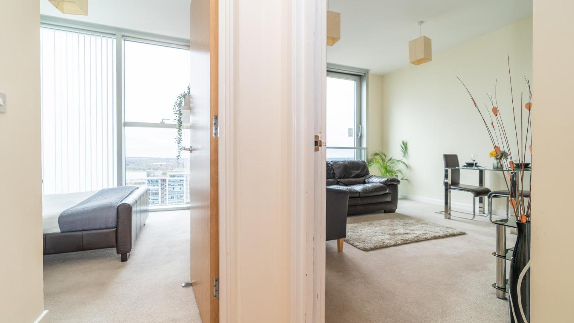 Φωτογραφία 6: Cotels at The HUB Serviced Apartments, Superfast Broadband, Central Location, Free Parking