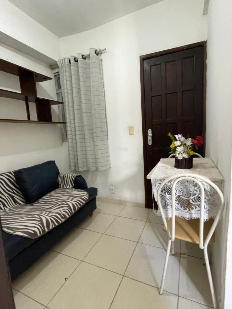Zdjęcie 4: Quarto, sala, cozinha e banheiro - ar condicionado - 2 minutos da praia do Porto Da Barra - 303-46
