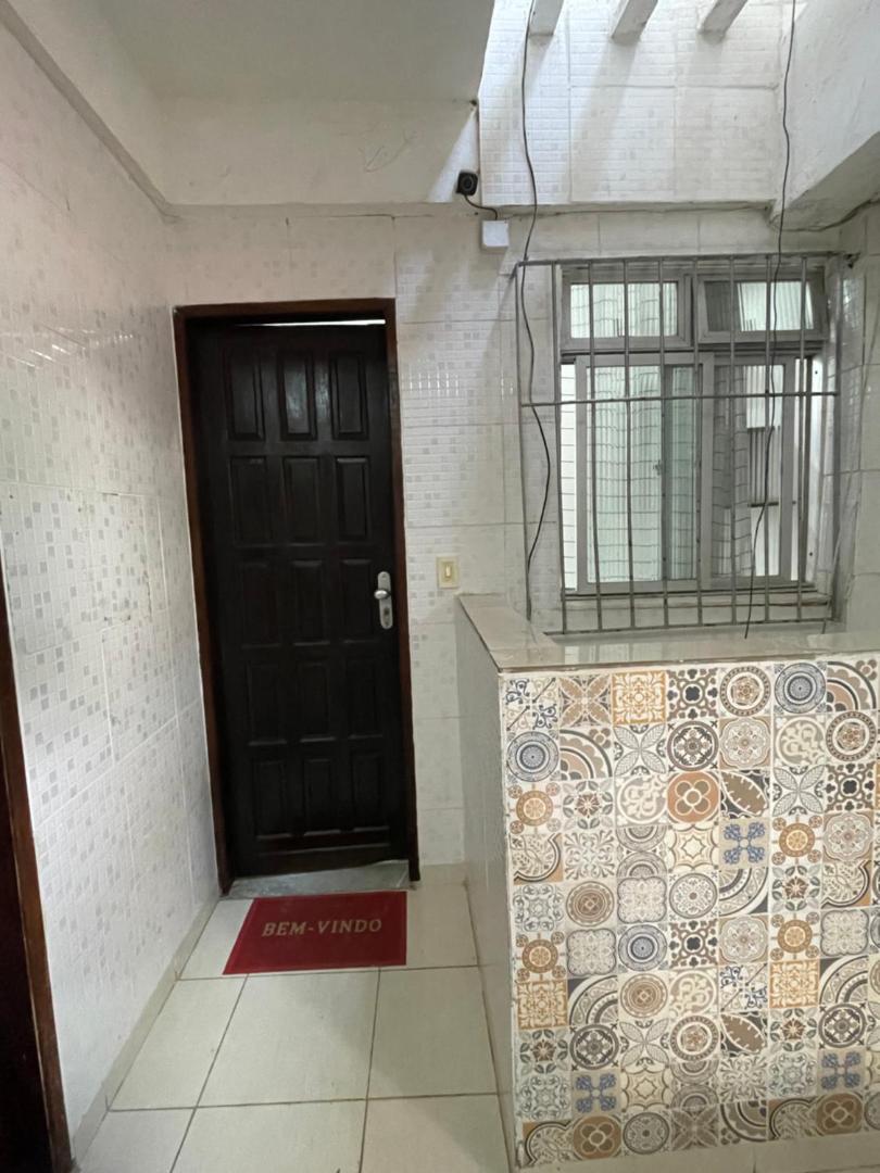 Zdjęcie 2: Quarto, sala, cozinha e banheiro - ar condicionado - 2 minutos da praia do Porto Da Barra - 303-46