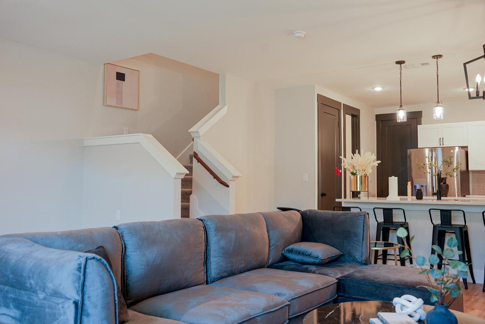 Loop, New Luxurious Large 3BR House, Sleeps 9 with Free Parking photo 7